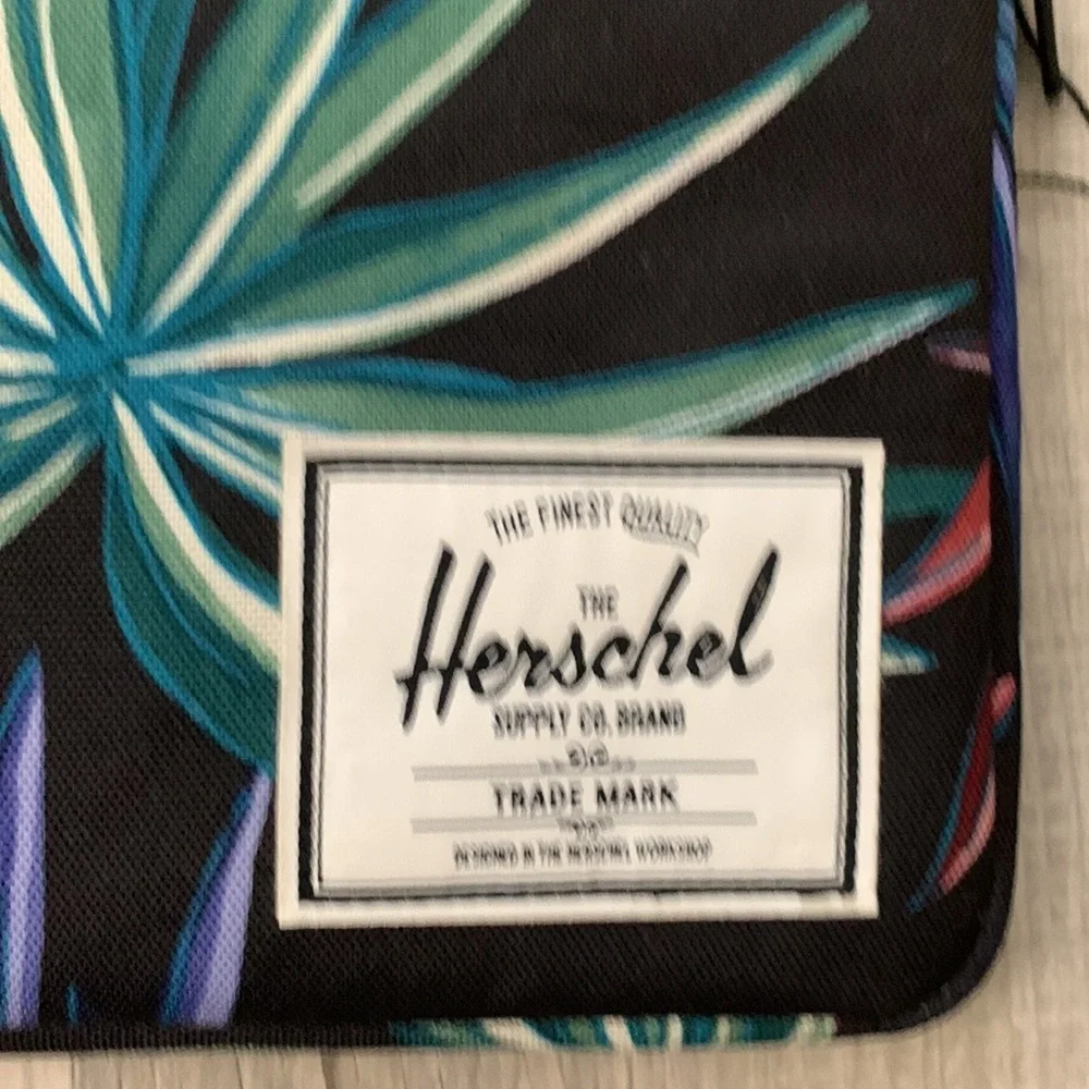 NWOT Herschel Supply Company Ipad Sleeve